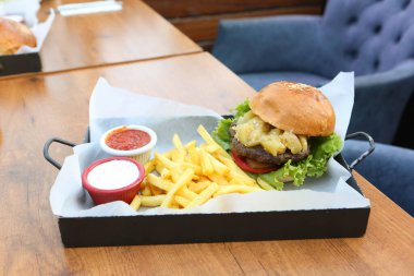 Taze sebzeli ev yapımı hamburger.