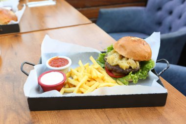 Taze sebzeli ev yapımı hamburger.