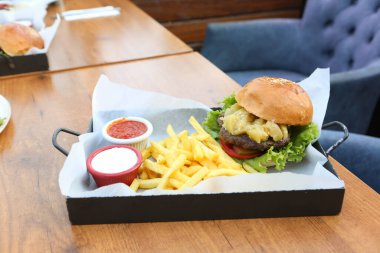 Taze sebzeli ev yapımı hamburger.