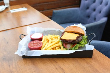 Taze sebzeli ev yapımı hamburger.