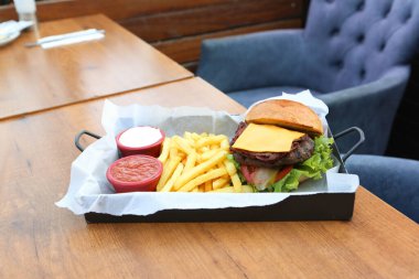 Taze sebzeli ev yapımı hamburger.