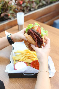 Taze sebzeli ev yapımı hamburger.