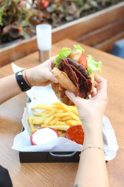 Taze sebzeli ev yapımı hamburger.