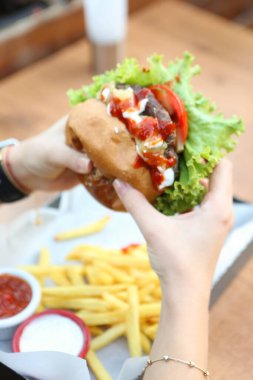 Taze sebzeli ev yapımı hamburger.