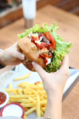 Taze sebzeli ev yapımı hamburger.