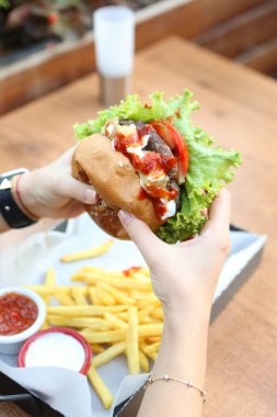 Taze sebzeli ev yapımı hamburger.