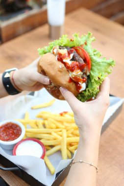 Taze sebzeli ev yapımı hamburger.