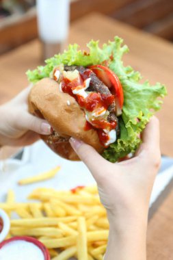 Taze sebzeli ev yapımı hamburger.