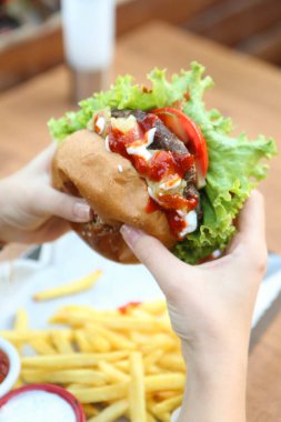 Taze sebzeli ev yapımı hamburger.