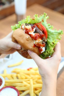 Taze sebzeli ev yapımı hamburger.