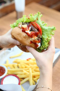 Taze sebzeli ev yapımı hamburger.