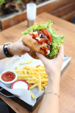 Taze sebzeli ev yapımı hamburger.