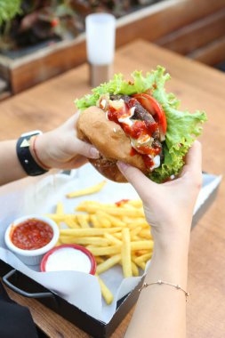 Taze sebzeli ev yapımı hamburger.