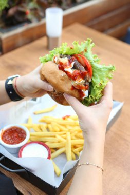 Taze sebzeli ev yapımı hamburger.