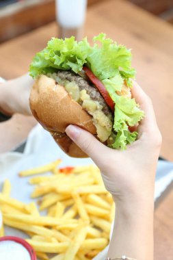 Taze sebzeli ev yapımı hamburger.