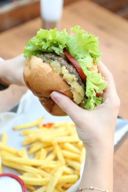 Taze sebzeli ev yapımı hamburger.