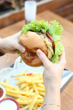 Taze sebzeli ev yapımı hamburger.