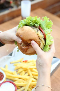 Taze sebzeli ev yapımı hamburger.