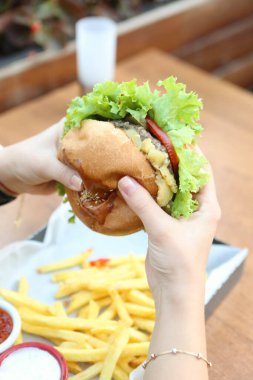 Taze sebzeli ev yapımı hamburger.