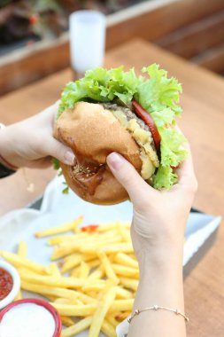 Taze sebzeli ev yapımı hamburger.