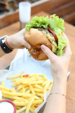 Taze sebzeli ev yapımı hamburger.