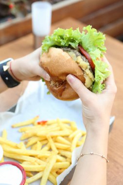 Taze sebzeli ev yapımı hamburger.