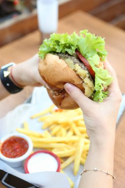 Taze sebzeli ev yapımı hamburger.