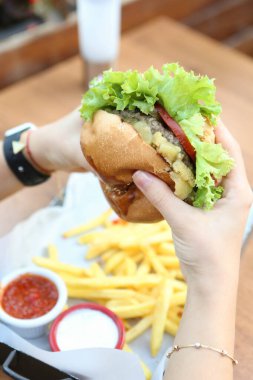 Taze sebzeli ev yapımı hamburger.