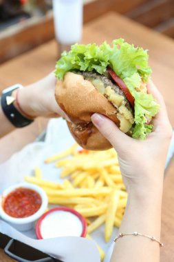 Taze sebzeli ev yapımı hamburger.