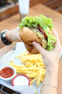 Taze sebzeli ev yapımı hamburger.