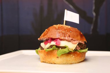 Taze sebzeli ev yapımı hamburger.