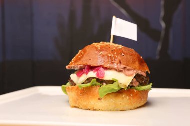 Taze sebzeli ev yapımı hamburger.