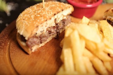 Taze sebzeli ev yapımı hamburger.