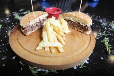 Taze sebzeli ev yapımı hamburger.