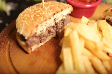 Taze sebzeli ev yapımı hamburger.