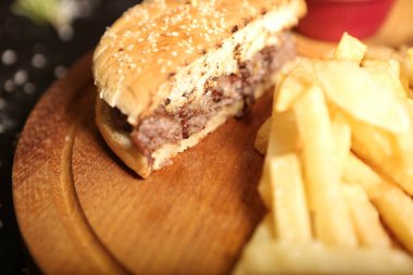 Taze sebzeli ev yapımı hamburger.