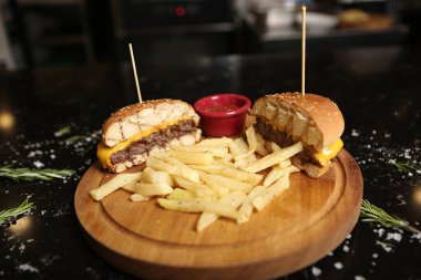 Taze sebzeli ev yapımı hamburger.