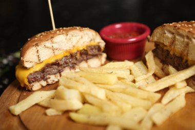 Taze sebzeli ev yapımı hamburger.