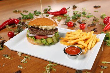 Taze sebzeli ev yapımı hamburger.