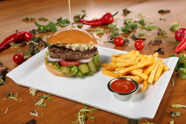 Taze sebzeli ev yapımı hamburger.