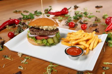 Taze sebzeli ev yapımı hamburger.