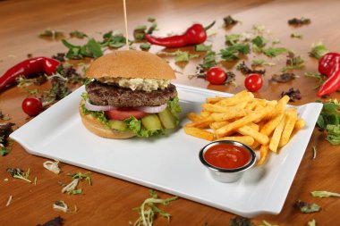 Taze sebzeli ev yapımı hamburger.