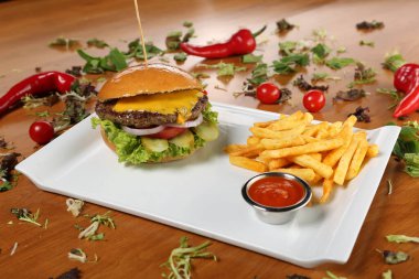 Taze sebzeli ev yapımı hamburger.