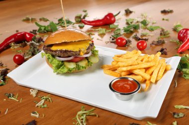 Taze sebzeli ev yapımı hamburger.