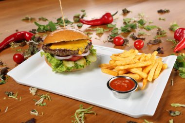 Taze sebzeli ev yapımı hamburger.