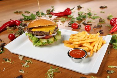 Taze sebzeli ev yapımı hamburger.