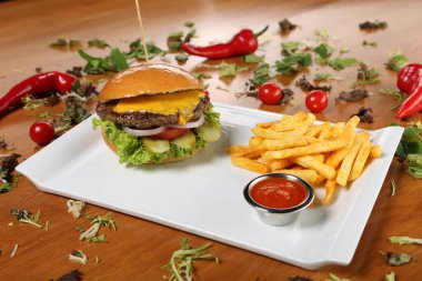 Taze sebzeli ev yapımı hamburger.