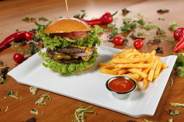 Taze sebzeli ev yapımı hamburger.