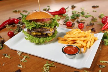 Taze sebzeli ev yapımı hamburger.