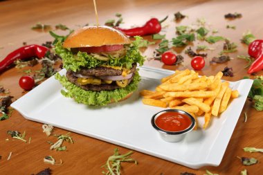 Taze sebzeli ev yapımı hamburger.